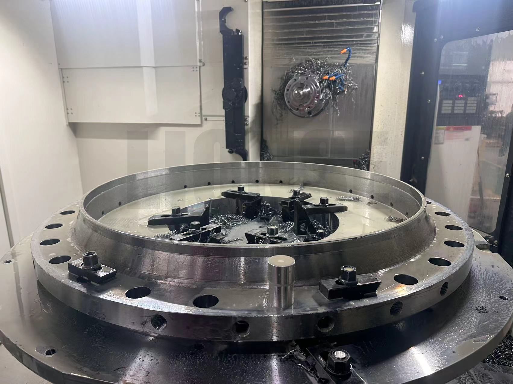 جب بڑے قطر کے فلانگس کی سوراخ کرتے ہو تو سوراخ کی عمودی کو کیسے یقینی بنائیں؟